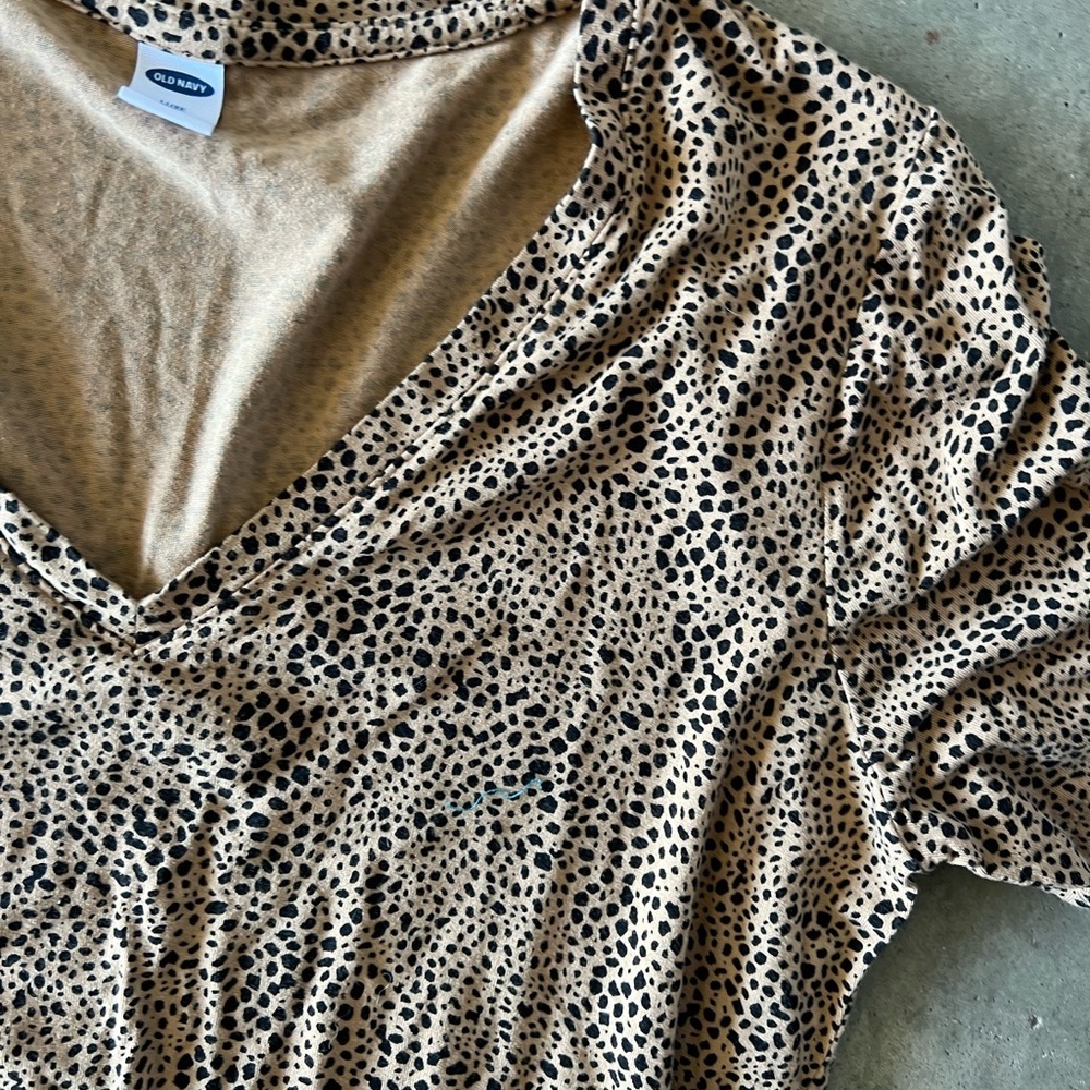 Old Navy Luxe Leopard Print V Neck Top - Picture 4 of 4